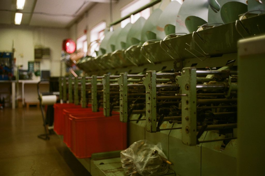 Industriemaschinen in einer Fabrikumgebung
