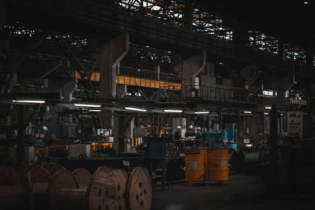Eine Fabrik voller Maschinen und Geräte