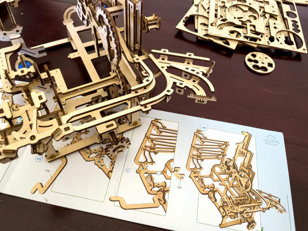 Ein Holzmodell einer mechanischen Vorrichtung auf einem Tisch